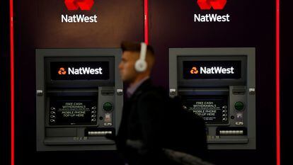 Un hombre pasa por delante de un cajero de Natwest, en Mánchester.