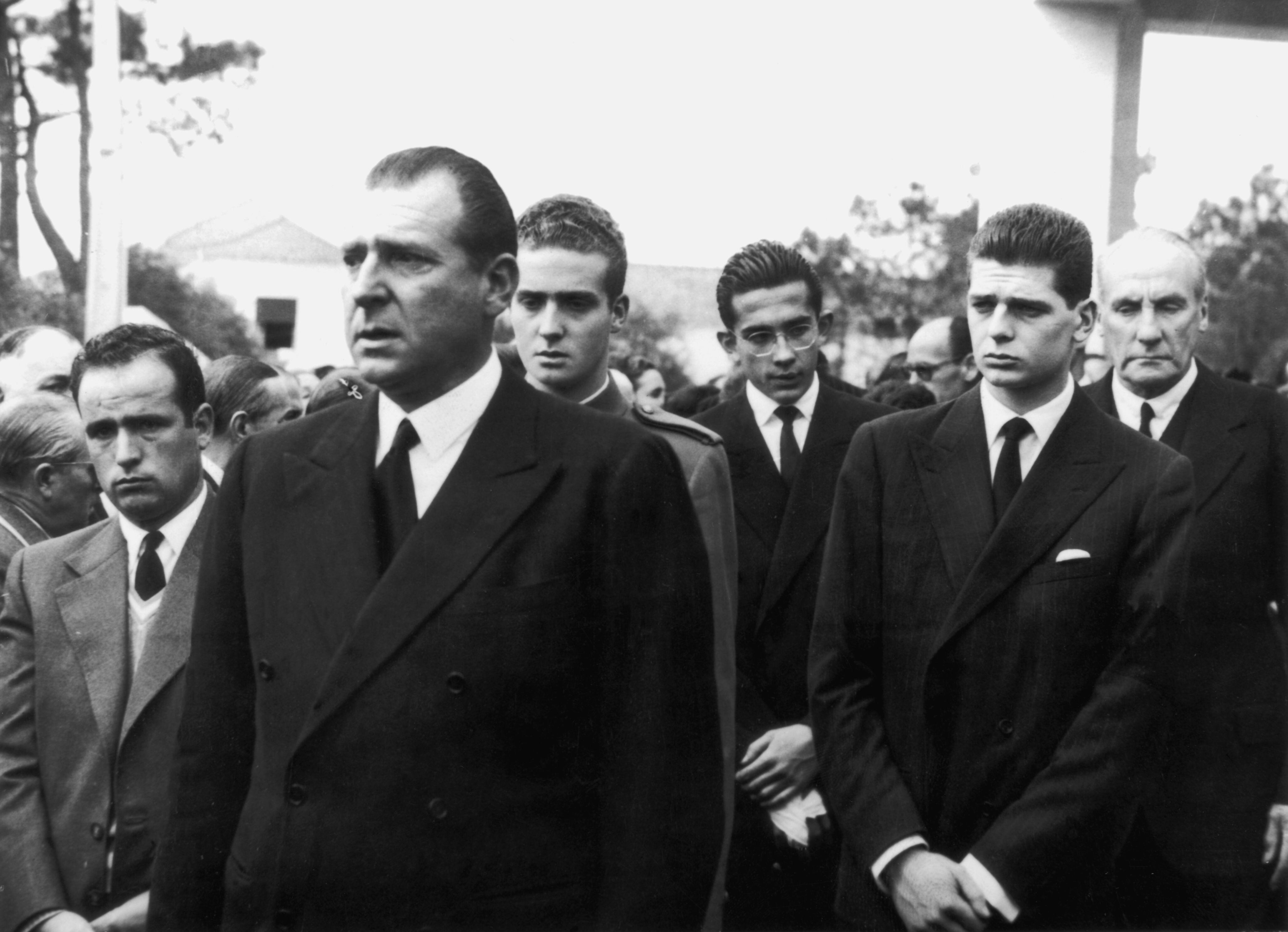 Don Juan en el funeral de su hijo menor, Alfonso, en Cascais, el 31 de marzo de 1956. Detrás de él, su hijo mayor, Juan Carlos.
