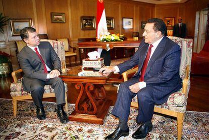 El rey Abdalá II de Jordania (izquierda) y el presidente egipcio, Hosni Mubarak, en enero de 2009.