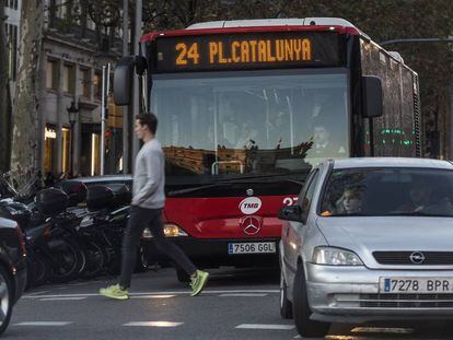 Un autobús por el centro de Barcelona.