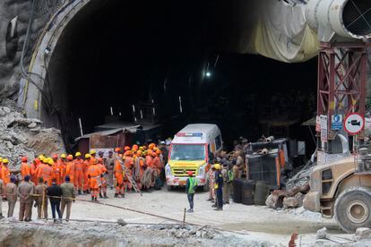 Una ambulancia espera en la entrada del túnel a los trabajadores atrapados en el interior, este martes.