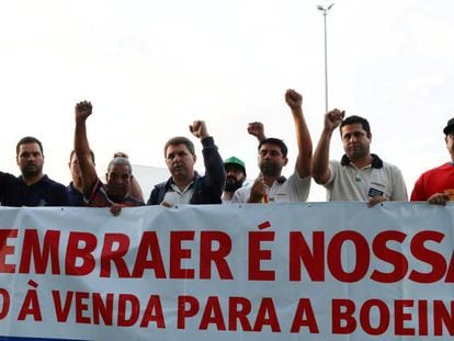 Trabajadores de Embraer se manifiestan contra la venta a Boeing el pasado mes de enero en São Jose dos Campos. 