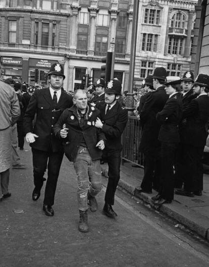 Manifestante arrestado durante las protestas mineras en Londres en 1985.