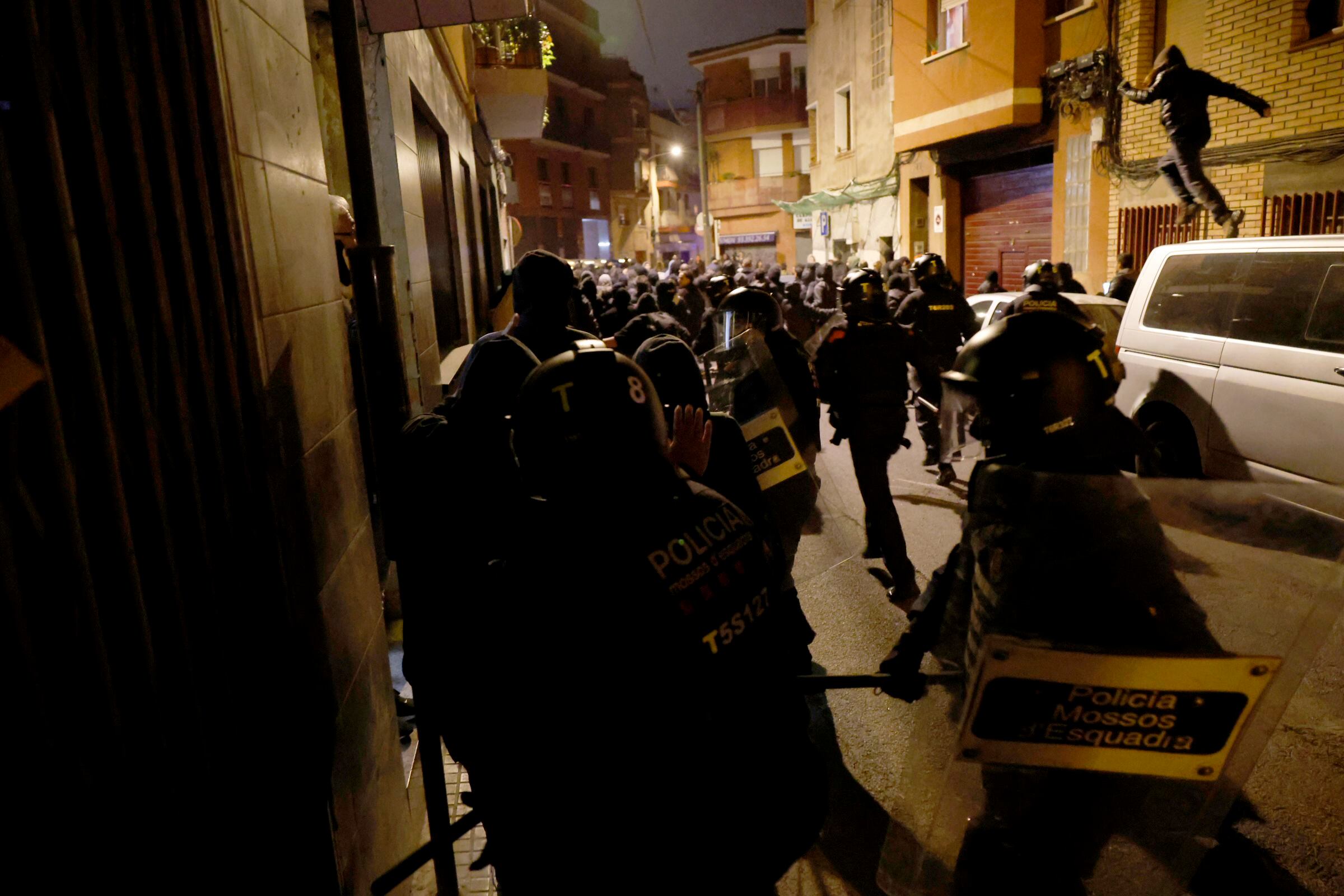 Agentes de los mossos dispersan una manifestación en protesta por los tres desalojos del kubo, la Ruina y Estudi9 que han habido este jueves  en Barcelona y Santa Coloma. ALBERT GARCIA