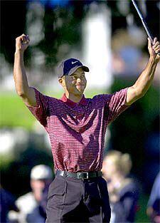 El estadounidense Tiger Woods, satisfecho tras su triunfo.