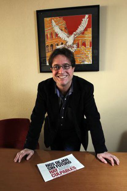 Javier López posa en su despacho antes de la entrevista.