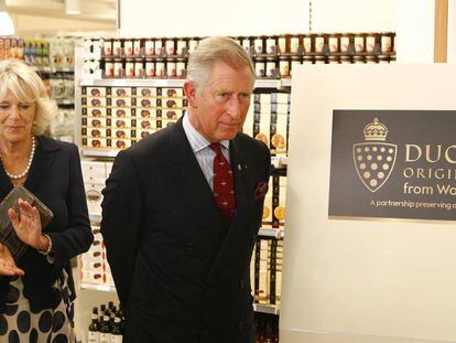 Camilla Parker y Carlos de Inglaterra, en una visita a un supermercado Waitrose en 2009. 