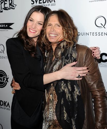 Nadie creería que Liv Tyler no sabía que era hija del roquero Steven Tyler. Pero lo cierto es que la actriz no se enteró de que era hija del músico hasta cuando tenía 10 años y por casualidad conoció a su medio hermana Mia. Entonces le preguntó a su madre, la modelo Bebe Buell y ella le confirmó que era hija del vocalista de Aerosmith.  