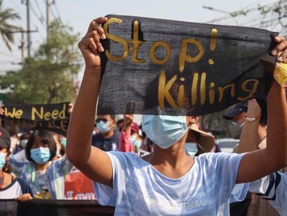 Manifestantes sostienen pancartas durante una protesta contra el golpe militar en Mandalay, Myanmar, el pasado 11 de abril.