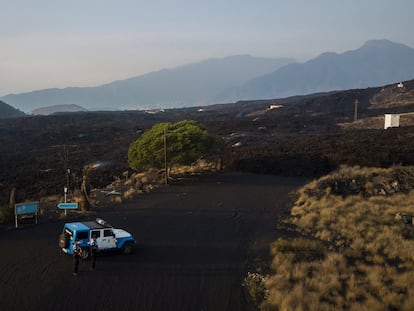 Una carretera cortada por la colada. En el horizonte se distinguen El Paso y Los Llanos.