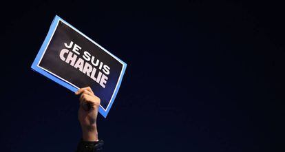 El lema 'Je suis Charlie', que surgió en apoyo de la publicación tras el atentado, en 2015.