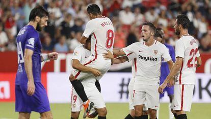 Nolito felicita a Ben Yedder tras su gol de penalti al Ujpest.