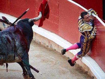 Momento en el que Rafaelillo es estampado contra la barrera por un toro de Miura en Pamplona.