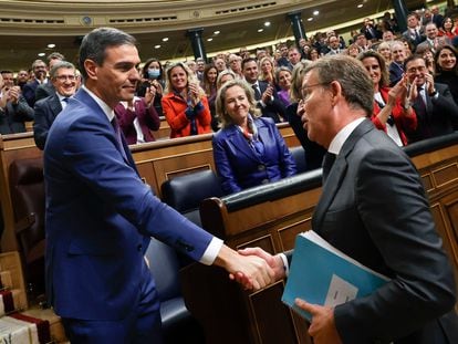 El líder del PP, Alberto Núñez Feijóo, felicita a Pedro Sánchez después de que lograse la investidura como presidenta del Gobierno, el pasado día 20.