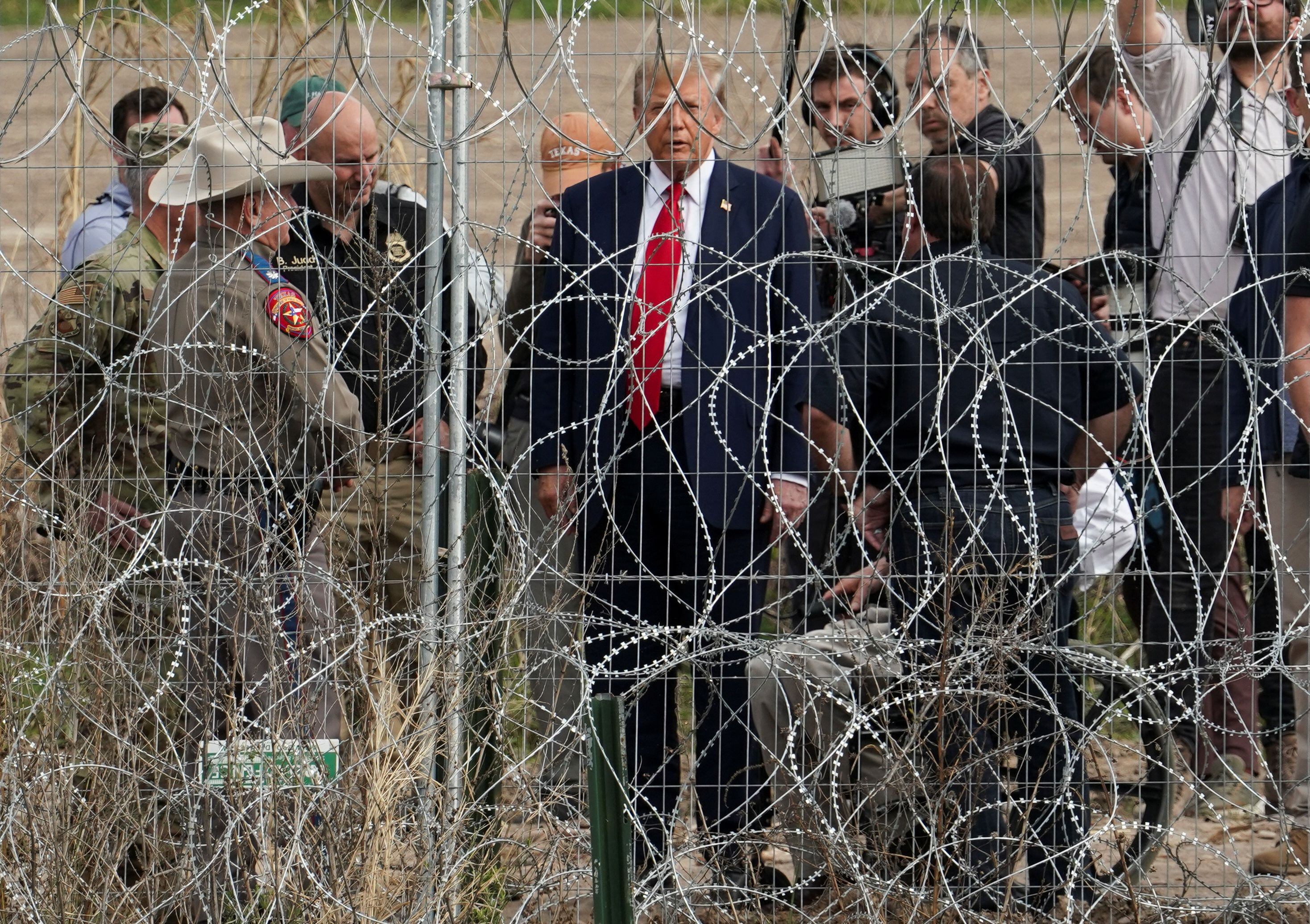 El candidato presidencial republicano y expresidente de Estados Unidos, Donald Trump, visita la frontera entre Estados Unidos y México en Eagle Pass (Texas), vista desde Piedras Negras, México.