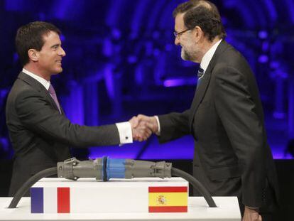 Mariano Rajoy saluda el primer ministre francès, Manuel Valls.