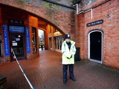 La rutina de los vecinos de Salisbury discurre desde hace una semana sorteando cordones policiales y cámaras de televisión