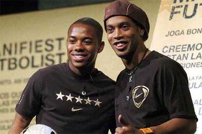 Robinho y Ronaldinho, ayer en Barcelona.