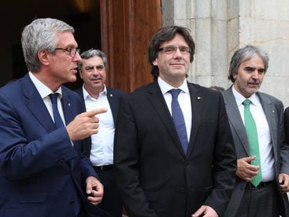 Josep F&egrave;lix Ballesteros i Carles Puigdemont a la sortida de l&#039;ajuntament tarragon&iacute;.