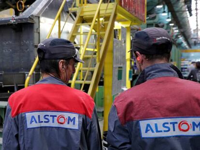 Empleados de una planta de Alstom en Belfort, Francia. 