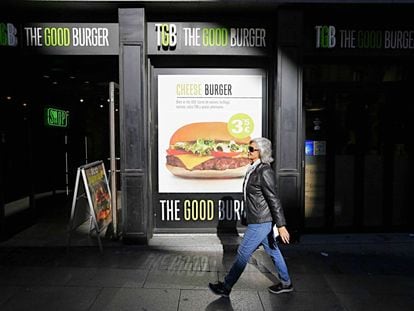 Una mujer pasa frente a la entrada de The Good Burger en Gran Vía.