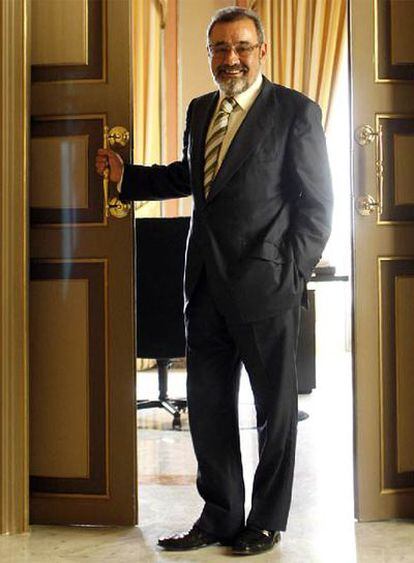José Vicente González, a la puerta de su despacho.