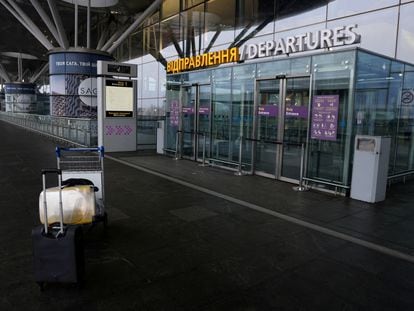 Equipaje abandonado en la terminal de salidas del aeropuerto de Borispil, en Kiev, tras el ataque lanzado por Rusia contra Ucrania el 24 de febrero 2022.