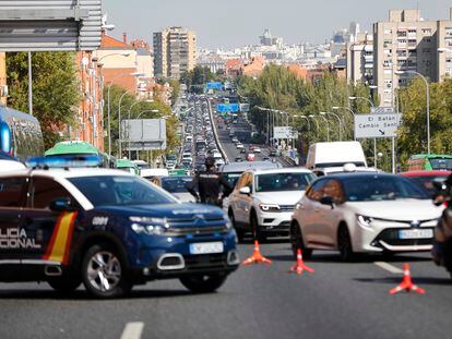 Agentes de Policía Nacional durante un control en la carretera A-5, en Madrid el pasado viernes.