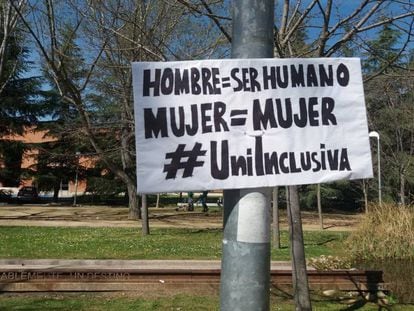 Cartel sobre el lenguaje sexista de una campaña de la Universidad Complutense de Madrid titulada #UniInclusiva.