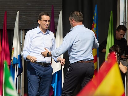 Santiago Abascal (a la derecha) saluda al primer ministro polaco, Mateusz Morawiecki, este domingo en la fiesta de Vox en Madrid.