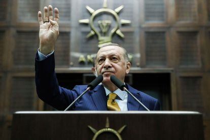 El presidente turco, Recep Tayyip Erdogan, saluda a los diputados durante un discurso ante su grupo parlamentario el 23 de diciembre de 2020.