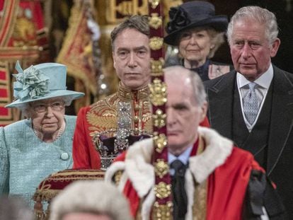 La reina Isabel II en el Parlamento británico.