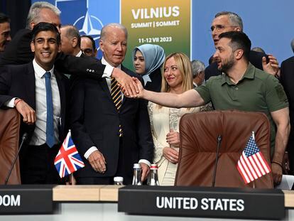 Varios líderes de la OTAN, junto con el presidente de Ucrania, Volodimir Zelenski, durante la cumbre de Vilnius.