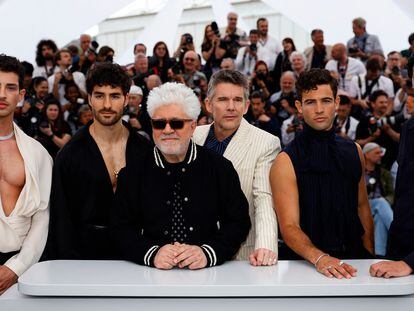 Pedro Almodóvar (tercero por la izquierda) posa con los actores de su película: de izquierda a derecha, Manu Ríos, José Condessa, Ethan Hawke, Jason Fernández y George Steane, en el 76º festival de Cannes.