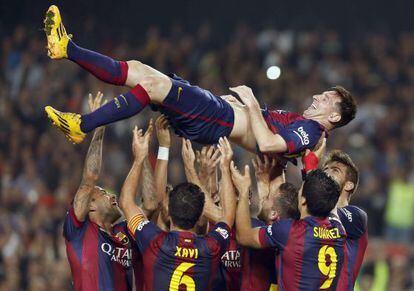 Messi, manteado tras superar el r&eacute;cord.