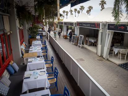 Zona de restaurantes en el frente marítimo de Barcelona.