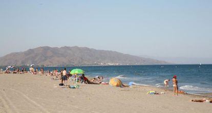 Bañistas en la playa El Playazo de Vera (Almería).