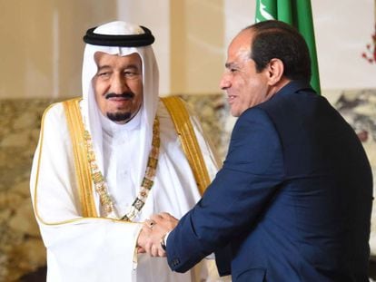 El presidente egipcio Al Sisi saluda al rey saud&iacute; Salman en El Cairo. 