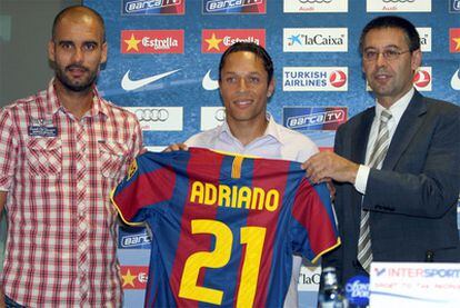 Adriano, junto a Guardiola y Rosell en la presentación del jugador.
