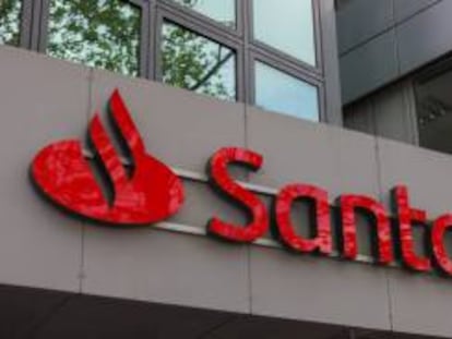 Logo de Santander en una de sus oficinas