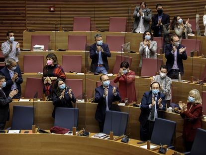 El grupo parlamentario socialista aplaude durante el pleno de Les Corts Valencianes donde se han aprobado los Presupuestos de la Generalitat para 2021.