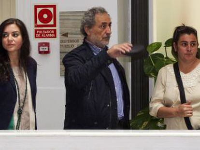La delegada provincial de Fomento y Vivienda (izquierda), el defensor  del Pueblo  y una vecina de La Utop&iacute;a, ayer, en Sevilla.