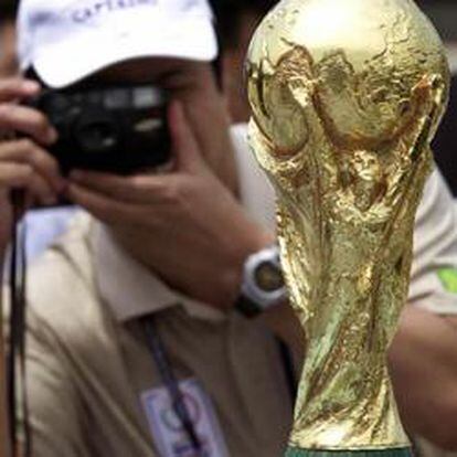 La copa del Mundial es fotografiada por un aficionado.