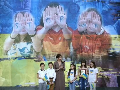 Isabel Díaz Ayuso, junto a un grupo de niños ucranios.