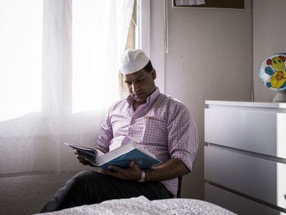 Ansir Hussain, en su piso en el barrio barcelonés de Sant Antoni.