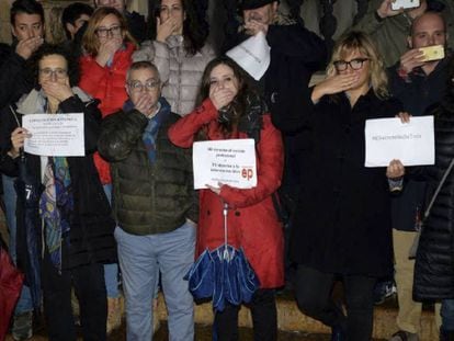 Protestas en Palma contra la decisión de requisar los teléfonos de dos periodistas que cubrían el 'caso Cursach' para averiguar filtraciones en diciembre de 2018.