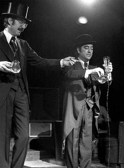 Tip y Coll ejecutan en 1974 uno de sus gags más conocidos, en el que explicaban en español y francés cómo llenar un vaso de agua.