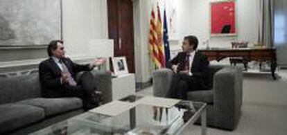 El presidente del Gobierno, José Luis Rodríguez Zapatero, y el presidente de la Generalitat catalana, Artur Mas, durante su encuentro de hoy en La Moncloa