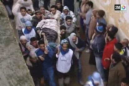 Rescate de heridos en Meknes.