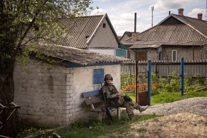 Un miembro del Ejército ucranio descansa el pasado 27 de abril en una aldea en primera línea en la región de Donetsk. 